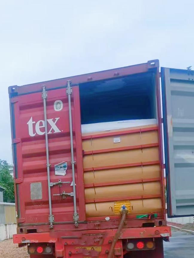 液袋動(dòng)物疫苗白油卸貨.jpg 液袋動(dòng)物疫苗白油卸貨.jpg